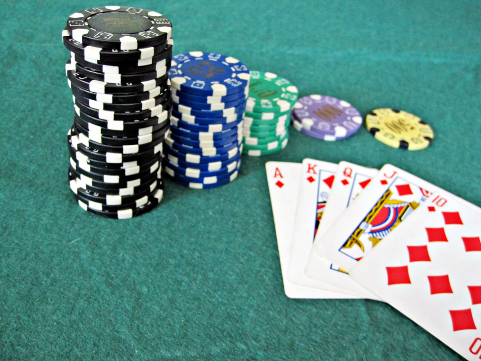 Advantages of Online Poker over Live Game - Challenge Magazine